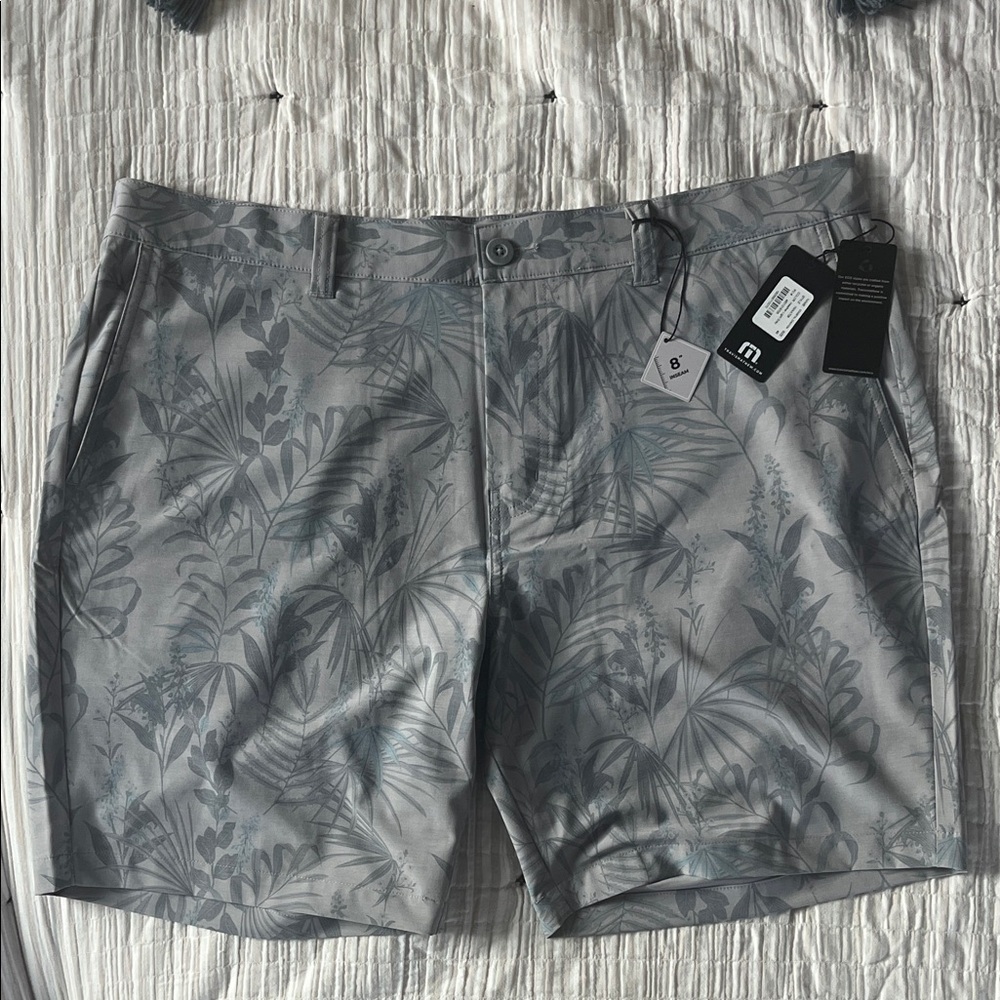 Travis Mathew Light Gray Leaf Print Shorts perfect for golf NWT size 40